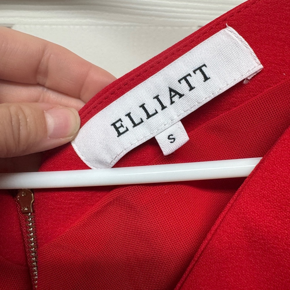 Elliatt Red Puff Sleeve Crop Top - Picture 5 of 11